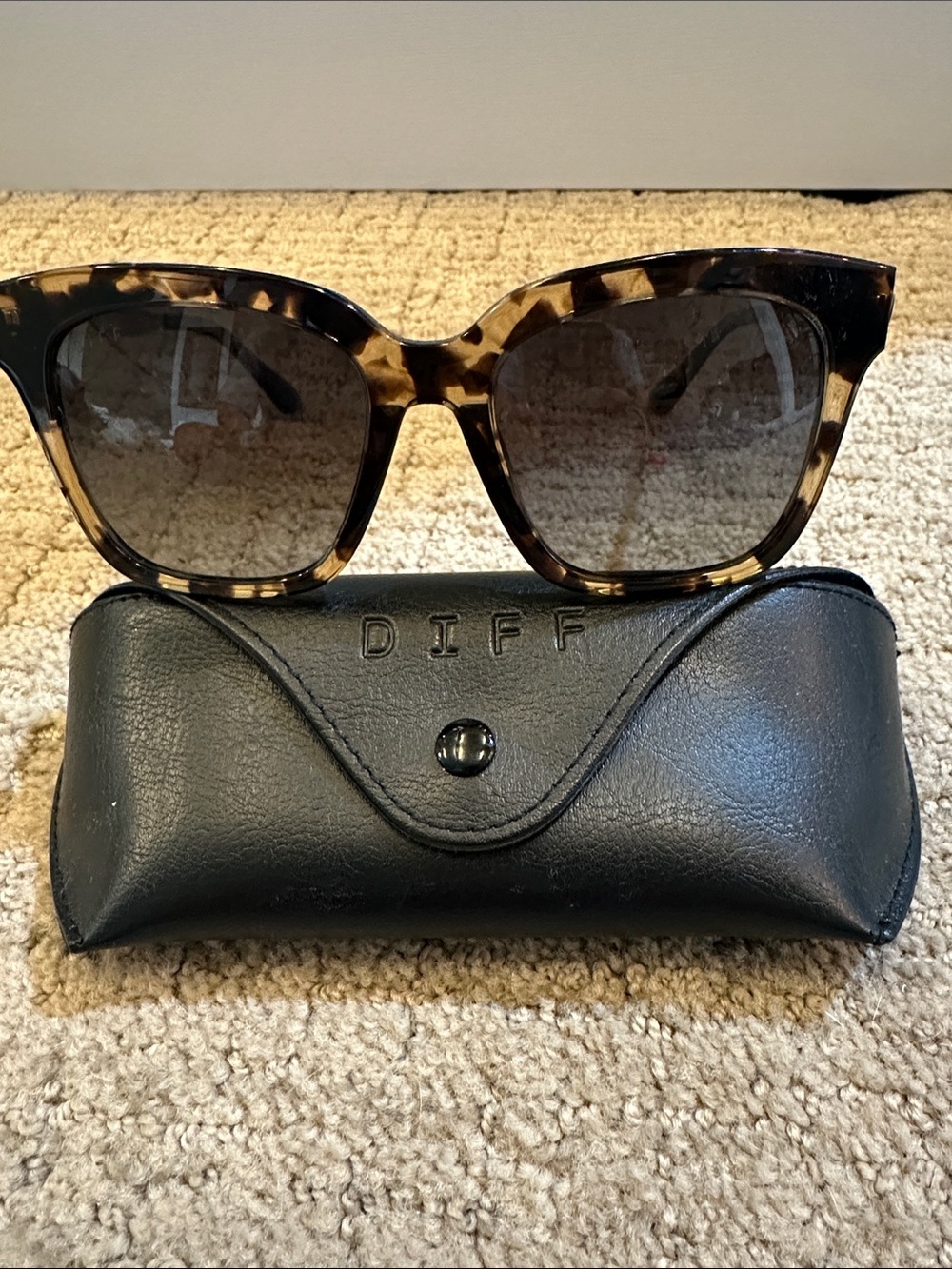 DIFF Bella Tortoiseshell  polarized Sunglasses with Case